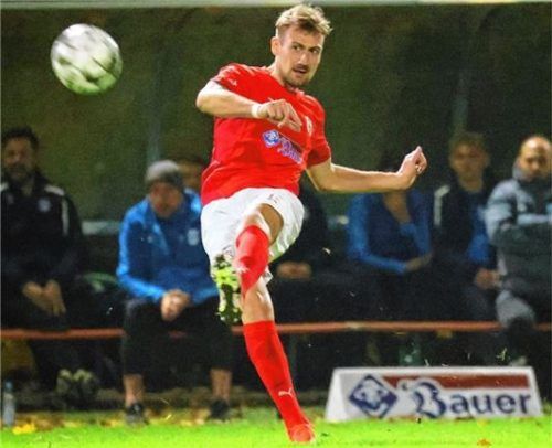 Dominik Brich traf beim 2:0-Sieg der Löwen gegen Traunstein in der Hinrunde.Foto mb.presse-btz