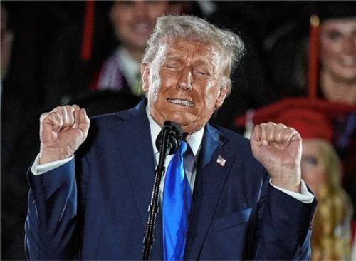 Donald Trump bei einer Rede an der Universität von Alabama. Der US-Präsident liegt mit mehreren Elite-Universitäten im Clinch, weil Trump sie für zu links hält. Foto dpa