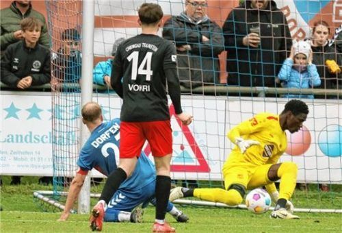 Dorfens Alexander Heilmeier erzielt hier aus kurzer Distanz den Führungstreffer.Foto mb.presse – Butzhammer