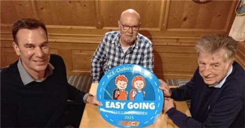 Dr. Marc Herzog, Alexander Oberst und Franz Polland (von links) vom ACE-Kreisvorstand Chiemseer Land mit demLogo der diesjährigen Clubinitiative.Foto Hildebrand