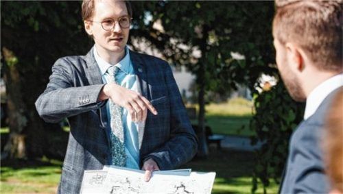Dr. Marc Miltz, Fachmann für Bodendenkmäler im Landesamt für Denkmalpflege, erklärt den Fund. Foto Leonhardt