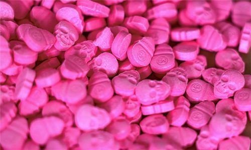 Ecstasy-Tabletten in Form von Totenköpfen liegen in einem Zollamt auf einem Tisch (Symbolbild). Ein 42-jähriger Dealer muss sich derzeit vor dem Traunsteiner Landgericht wegen „bewaffnetem Handeltreibens“ verantworten.Foto DPA