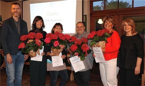 Ehrung für jahrzehntelange Innungszugehörigkeit: Sabine Seubert (45 Jahre), Monika Schallinger, (25 Jahre), Bernhard Mühlbacher (30 Jahre) und Ulrike Brandmair (55 Jahre) wurden geehrt. Die Innungsleitung (Gerhard Michel links und Marion Denzer rechts) gratulierten. Foto Wittenzellner