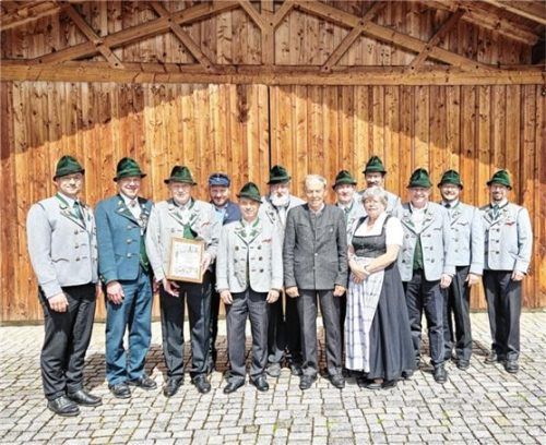 Ehrungen beim Trachtenverein Lamstoana: (von links) Andreas Kink, Thomas Hiendl, Josef Steindlmüller, Franz Voggenauer, Klaus Wagner, Karl Kerschbaum, Ernst Zettl, Sebastian Voggenauer, Richard Voggenauer, Monika Voggenauer, Josef Sandner, Sebastian Graf und Josef Enzinger. Foto Hötzelsperger
