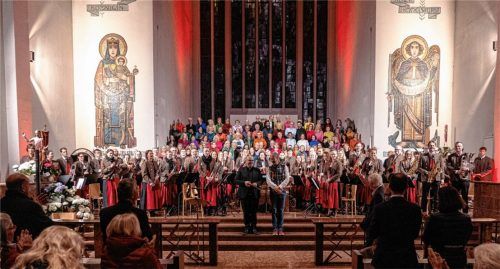 Ein bewegendes Gedenkkonzert zum Kriegsende vor 80 Jahren gab es in der Christkönigkirche. Das Publikum bedankte sich mit stehendem Applaus bei den Darbietenden: der Innphilharmonie Rosenheim, dem Chorkreis Sankt Quirinus, dem Kirchenchor und Choriamochot Am Wasen sowie der Stadtkapelle Rosenheim. Vorne die beiden musikalischen Leiter, Peter Weber (links) und Andreas Penninger (rechts).Foto Thomae