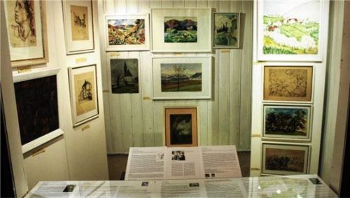 Ein Blick in die neue Ausstellung im Atelierfenster von Carsten Lewerentz.Foto giesen