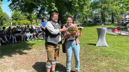 Ein Dankeschön gab es für Sabine Schütz, stellvertretende Schulleiterin der Grundschule, von Eggstätts Bürgermeister Christoph Kraus: Die gesamte Schule hatte am Projekt 17-Seen-Minigolf mit Lillie, der Libelle vom Hartsee, mitgemacht.Fotos Kirchner