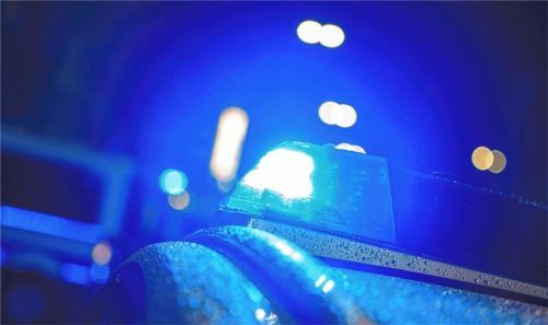 Ein Kajakfahrer entdeckte im Inn bei Rosenheim eine Leiche. Die Polizei ermittelt jetzt zur Todesursache. Foto  dpa