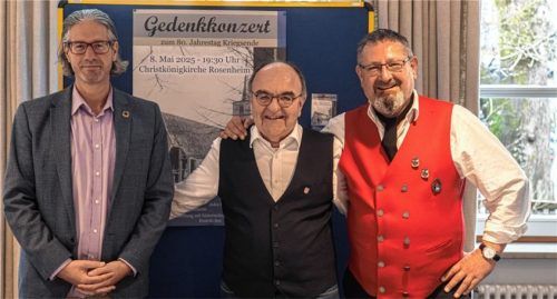 Ein prachtvolles Konzert als dankbare Erinnerung an das Kriegsende: Das haben sich ein Orchester und drei Chöre für den morgigen 8. Mai vorgenommen. In der Mitte Karl-Heinz-Brauner vom Historischen Verein Rosenheim, der die Idee dazu hatte. Links von ihm Andreas Penninger, er ist neben Peter Weber (nicht auf dem Bild) einer der beiden musikalischen Leiter. Rechts im Bild Martin Dirrigl, Vorsitzender der Stadtkapelle.Foto Thomae