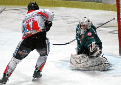 Ein prägendes Spiel in der Starbulls-Historie: Mit dem jungen Torhüter Philipp Grubauer wird der Oberliga-Klassenerhalt gegen Passau fixiert.Foto Hans-Jürgen Ziegler