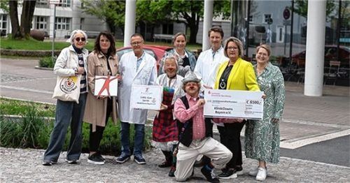 Ein starkes Team: Vertreter von Klinikclowns Bayern, der Sparkassenstiftung Zukunft für die Stadt Rosenheim, des Fördervereins der Kinderklinik des Romed-Klinikums Rosenheim sowie die Clowns „Lulu“ und „Muck“ bei der Spendenübergabe. Foto Sparkassenstiftung Zukunft für die Stadt Rosenheim