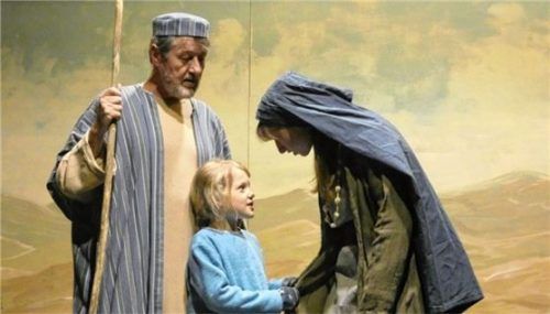 Ein Szenenfoto aus dem Stück „Jakobus – Zweifler, Pilger, Donnersohn“: An der aufwendigen Inszenierung wirken 65 Schauspieler auf der Bühne mit. Foto Volkstheater Bad Endorf