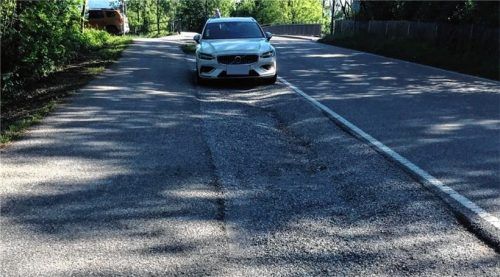 Ein vermeintlicher Parkstreifen in Bad Aibling nahe der Mangfallbrücke Heufeld sorgt bei Autofahrern derzeit für Frust. Foto privat