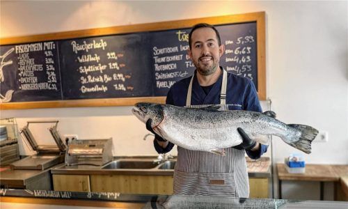 Ein vertrautes Bild, das es ab Juli nicht mehr geben wird: Fernando de Sena mit einem frischen Lachs hinter der Theke seines Ladens an in der Bahnhofstraße. Foto Lagler