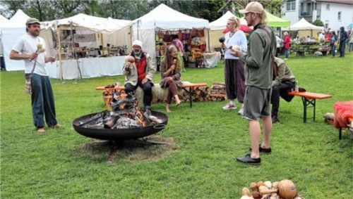 Eine entspannte Atmosphäre herrschte rund um die Feuerstelle bei rhythmischen Rasselklängen trotz regnerischen Wetters. Fotos strim