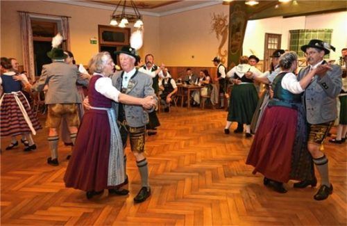 Einen Ehrentanz gab es ebenfalls für die langjährige Vereinstreue.