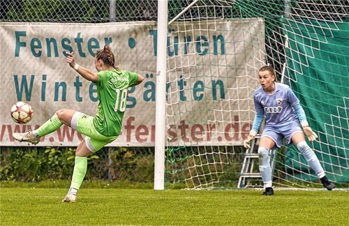 Eines von drei: Lena Grabmeier trifft hier für den TuS Bad Aibling im Heimspiel gegen den FC Ingolstadt 04.Foto Dirk Habermann