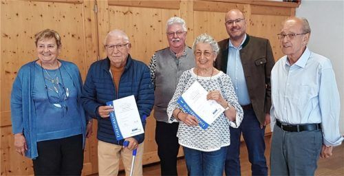 Einige der Geehrten mit Vdk-Verantwortlichen: (von links): Rita Gilk (stellvertretende Vorsitzende), Ludwig Grimm (25 Jahre VdK), Michael Zeisler (Vorsitzender), Dorothea Ehlers (40 Jahre VdK), Dietrich Mehl (Leiter Geschäftsstelle des VdK Kreisverbandes Rosenheim), und Christoph Wagner (Vertreter des KV Rosenheim). Foto re