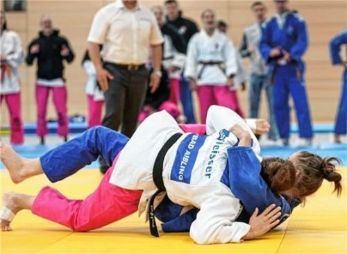 Elisabeth Gambos (in weiß-pink), verteidigt sich am Boden. Foto KSV Bad Aibling