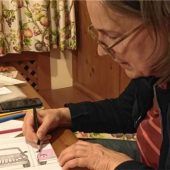 Freundinnen schreiben ein Kinderbuch mit Botschaft