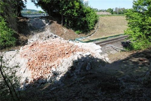 Ende April war es schlagartig so weit: Die Brücke nach Schrottwinkl, Gemeinde Jettenbach, musste wegen Sicherheitsmängeln weichen. Foto Stuffer