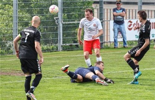Engelsbergs Thomas Ober (rechts) erzielt hier den Führungstreffer gegen Teisendorf.Foto Christian Mühlhofer