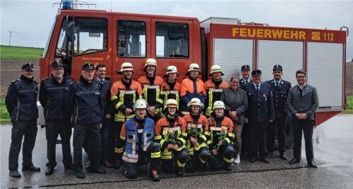Erfolgreiche Prüflinge: (stehend von links) Peter Lechner, Franz Hochhäuser, Rainer Tippl, Karl Mair, Andreas Weidlich, Andreas Schuster-Herzig, Fabian Kerschbaumer, Maxi Stein, Max Böttcher, Barbara Stein, Franz Weber, Ludwig Lax, Thomas Fischer, Johannes Thusbaß sowie (kniend von links) Hannes Schmid, Sabrina Immersperger, Silvia Summerer und Jana Breu.Foto Feuerwehr Leonhardspfunzen