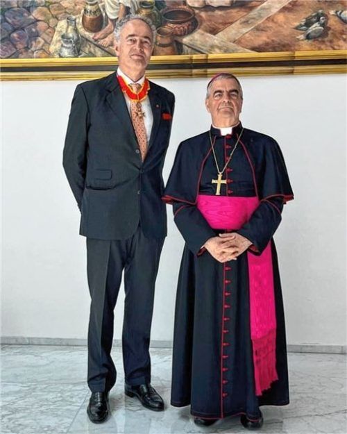 Erich Prinz von Lobkowicz mit Erzbischof Dr. Nikola Eterovi bei der Würdigung in Berlin. Foto Malteser