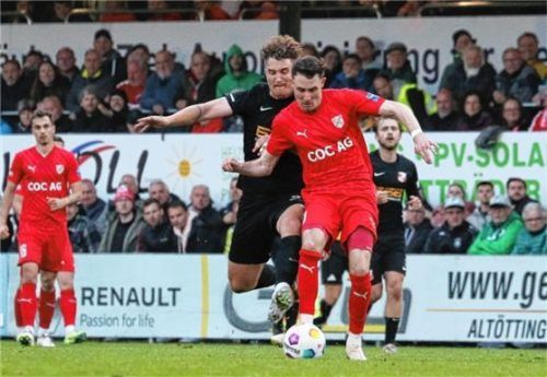 Erlbachs Tobias Steer ist hier vor Hankofens Siegtorschützen Andreas Wagner am Ball.Foto Gabi Zucker
