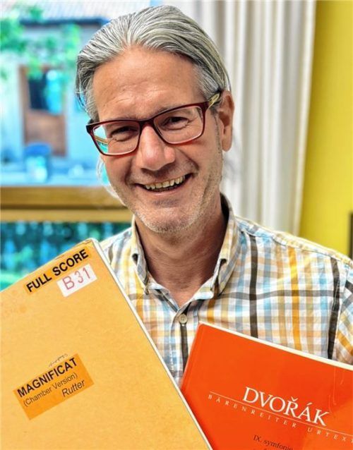 Erwartungsfreudig präsentiert Andreas Penninger die beiden Partituren der musizierten Werke.Foto janka