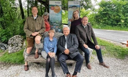 Esther Jennings von Euregio (vorne links) kam zur Eröffnung der neugestalteten Kneipp-Anlage. Das Wassertreten ließ sie sich nicht entgehen – nach einem Gruppenfoto mit (von links) Bürgermeister Simon Frank, Dritter Bürgermeisterin Monika Schmid, Dr. Dr. Klaus Piwernetz, Vorsitzender des Kneippvereins, Grafikerin Magdalena Baumgartner und Herbert Reiter, Leiter der Tourist-Info.Foto Kirchner