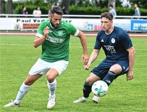 Ex-Nationalspieler Christian Träsch (links) im Duell mit Raublings Marius Pappenberger.Foto Franz Ruprecht