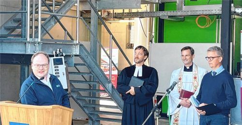 Feierliche Eröffnung und Segnung: (von links) Bürgermeister Andreas Friedrich mit Mirko Hoppe von der Evangelisch-Lutherischen Kirche, Pfarrer Philipp Werner von der katholischen Pfarrgemeinde und Torsten Böhme von der Neuapostolischen Kirchengemeinde.Foto Hötzelsperger