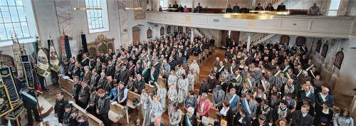Feierlicher Einzug zum Festgottesdienst in der Pittenharter Pfarrkirche. Fotos emk