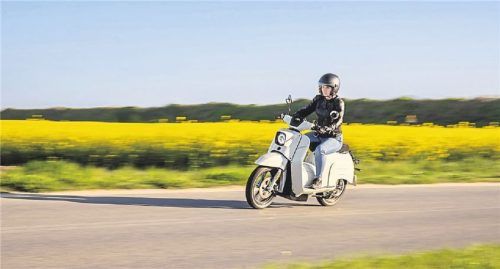 Flott stromern: Die neue Generation der e-Schwalbe hat herausnehmbare Akkus und 40 Kilometer mehr Reichweite. Foto Govecs