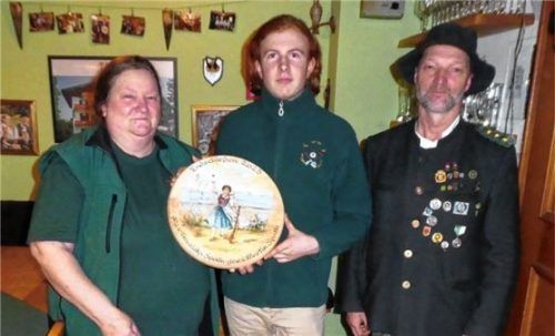 Franziska Späth (von links) überreichte ihrem Sohn Martin die Endscheibe. Schützenmeister Michael Lex freut sich mit. Foto HERING