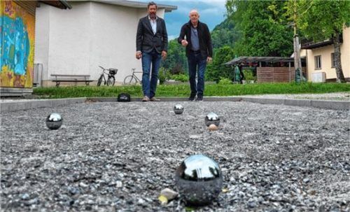 Französisches Flair im Kurpark: Bürgermeister Dr. Matthias Bernhardt (links) bei der Einweihung der neuen Boule-Bahn. Foto Steffenhagen