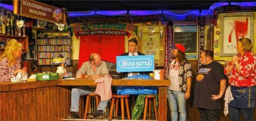 Frederic von Brandenburg (Nick Maier) präsentiert das neue Kneipenschild „Boazeria“ – sehr zur Freude von (von links) Rosi Mooser (Petra Wolf), Quirin Schweiger (Martin Ranner), Nepomuk Stolz (Marinus Schmid), Markus Brandhuber (Markus Lermann) und Wirtin Maria Brandhuber (Kathi Huber). Fotos Baumann
