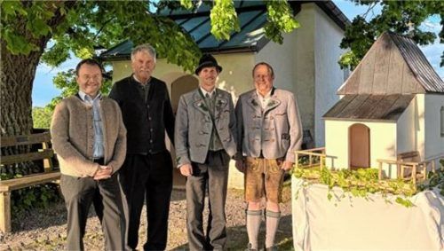 Freuen sich über die Miniaturkapelle: (von links) Kassier Sepp Loferer, Kapellenbauer Sebastian Ruhsamer, Vorsitzender Simon Rothmayer und Kapellenbauer Karl Rothmayer. Foto Gaby Rothmayer