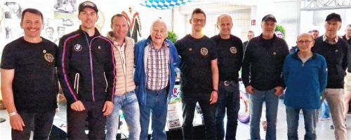 Freuten sich über die Ausstellung: (von links) Obings Bürgermeister Josef Huber, Markus Reiterberger, Markus Ober, Fred Huber, Markus Huber, Adi Stadler, Thomas Reiterberger, Hans Wimmer (Sohn von Franz Wimmer) und Fritz Freilinger (Bruder von Karl Freilinger). Foto emk