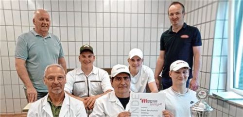 Freuten sich über die Auszeichnung: (sitzend, von links) Fachlehrer Fritz Schultz, Gul Afzal Khan, Oliver Csikova sowie (stehend, von links) Obermeister Josef Berghammer, Maximilian Forstmaier, Max Hoffmann und stellvertretender Obermeister Florian Stirner.Foto Maier