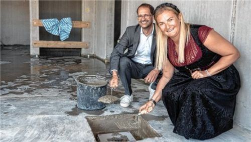 Für Denise Schurzmann, Geschäftsführerin von Krause Schaltanlagen, und Oberbürgermeister Andreas März ist die Ansiedlung der Firma ein Gewinn.