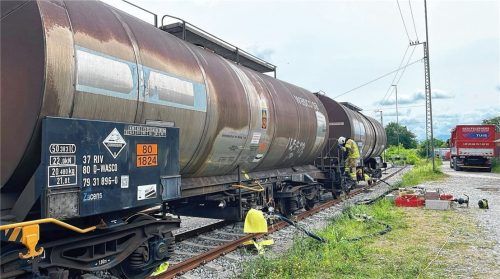 Für die Rosenheimer Feuerwehr war es ein ungewöhnlicher Einsatz: 44000 Liter Natronlauge mussten am Bahnhof umgepumpt werden. Fotos Binder