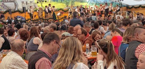 Für ein grandioses Finale sorgte die Musikkapelle Großholzhausen. Fotos Hoffmann