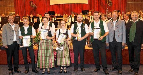 Für hohes Leistungsniveau ausgezeichnet: Vitus Reger, Vorsitzender des Musikvereins Bad Feilnbach (links), sein Stellvertreter Josef Stadler (Zweiter von rechts), der stellvertretende Bezirksdirigent Bernhard Eutermoser (rechts ) und Dirigent Stefan Kirchberger (Vierter von links) gratulieren ihren erfolgreichen Musikern, (von links) Maximilian Walz, Barbara Obermaier, Heidi Kirner, Florian Rauschmayer und (Lerl-Wasti) Sebastian Gasteiger. Foto strim