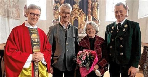 Für ihren Einsatz in der Kirchenverwaltung zeichnete (von links) der priesterliche Leiter des Pfarrverbandes, Tobias Pastötter, Klaus Demmel und Martha Wohlschlager im Beisein von Kirchenpfleger Hans-Peter Steindlmüller aus. Foto PGR Höhenmoos