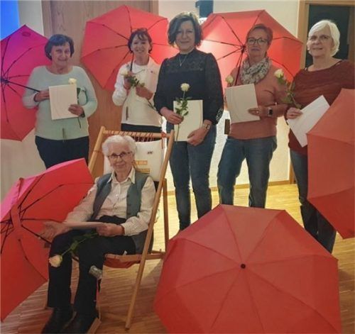 Für langjährige Mitgliedschaft geehrt wurden (von links) Irmgard Hangendobler, Anna Schuhbeck, Rosmarie Braun, Monika Ganserer, Gabi Aicher und Gabriele Reiter.Foto KFD Halfing