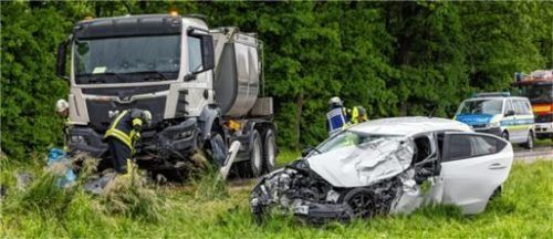 Für Unfallaufnahme und Aufräumarbeiten war die B299 für mehrere Stunden gesperrt. Foto 112news/M.Benje