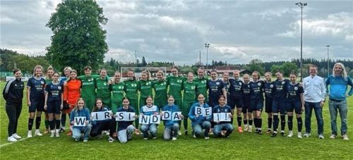 Fußballerinnen werben für Organspende: Die Bad Aiblingerinnen verteilten bei ihrem Heimspiel Infomaterial und Organspende-Ausweise. Foto FFC 07 Bad Aibling