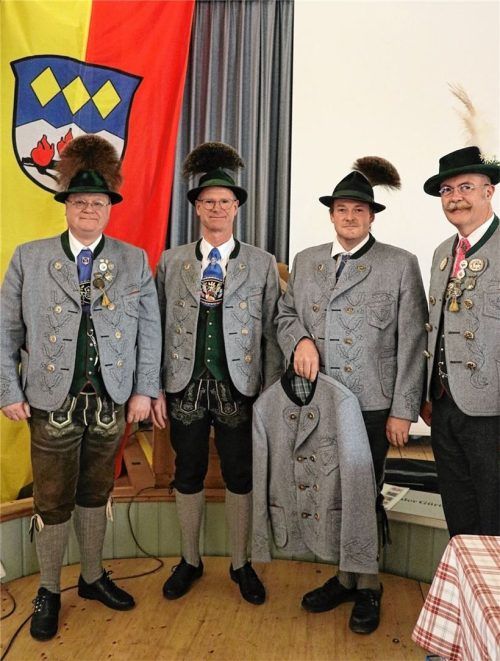 Gau-Ehrengabe für den Gaufestverein D’Sulzbergla Brannenburg mit (von links) Zweitem Gauvorsitzenden Markus Kronberger, Peter Zaggl, Vorsitzender Brannenburg, Gaufestleiter Markus Vogt und Gauvorsitzendem Pankraz Perfler.Foto Bayerischer Inngau-Trachtenverband
